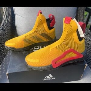 (NIB) ADIDAS N3XT L3V3L Men’s Sz 9 Basketball Laceless Shoes